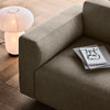 Develius er elegant og moderne. Her er sofaen kledd i tektilet Ruskin Elk 05
