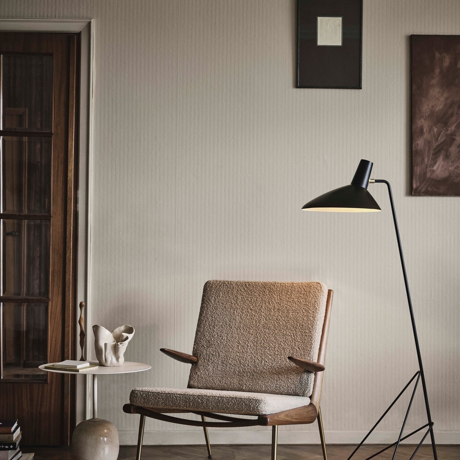 Boomerang Chair kommer også i en variant med armlener.