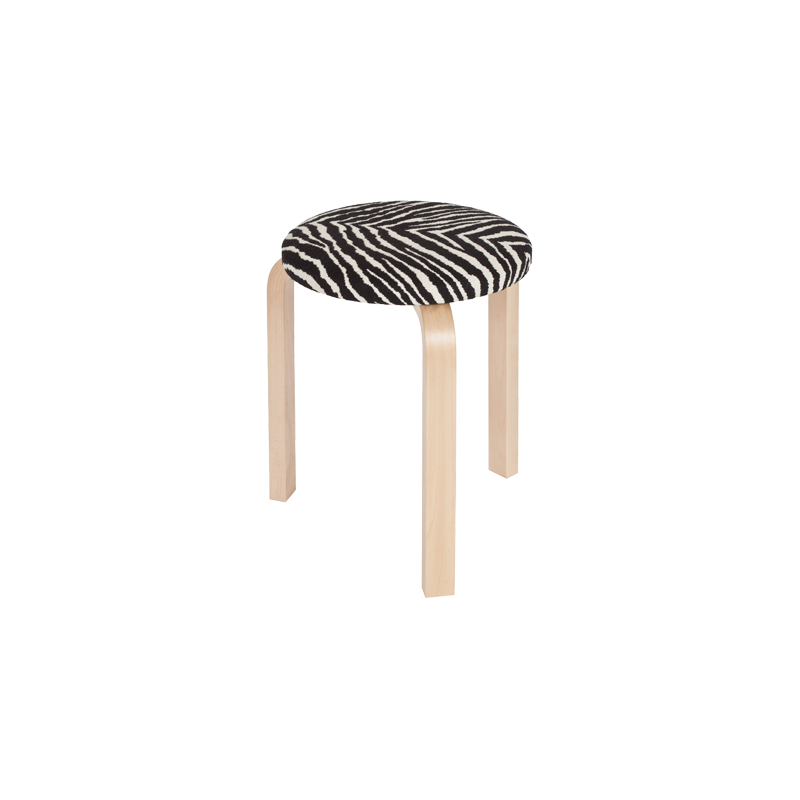 Den ikoniske krakken Stool 60, med karakterististk zebratektil. Designet av Alvar Aalto.