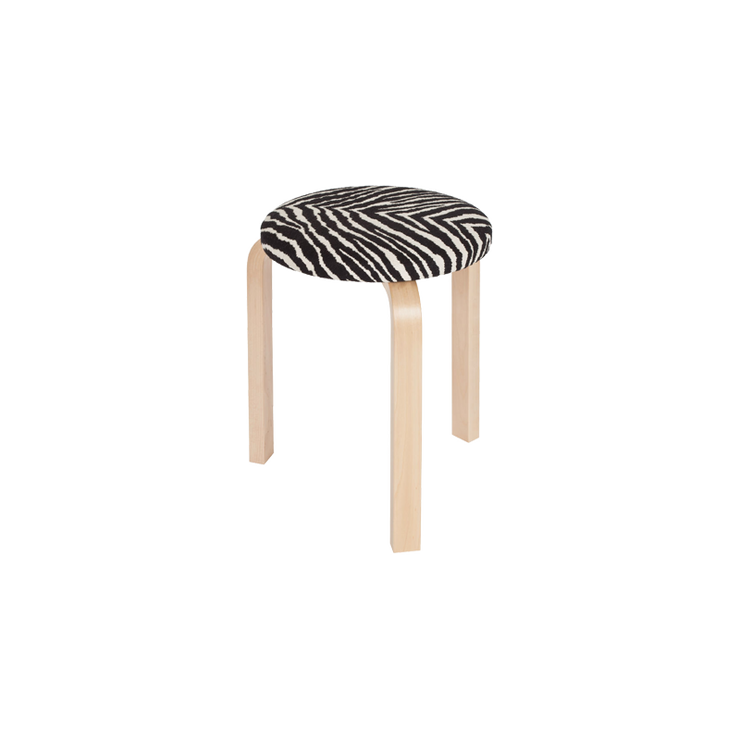 Den ikoniske krakken Stool 60, med karakterististk zebratektil. Designet av Alvar Aalto.