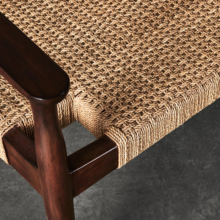 Abaca Rope Armchair har sete og ryggstøtte laget av abacá – et slitesterkt naturmateriale i en lysebrun nyanse.