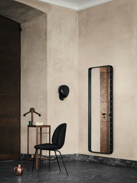 Vegglampen gir et nydelig og indirekte lys uansett hvor du henger den, og har en form som er både klassisk og moderne.