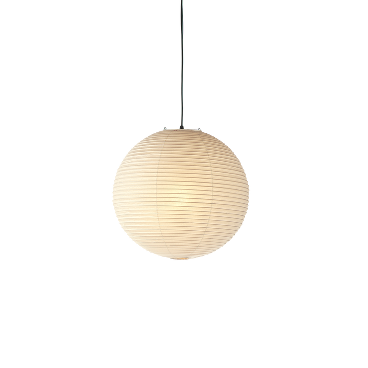 Taklampen Akari 55A, er en del av en lampeserie som er designet av Isamu Noguchi i 1951 for Vitra.