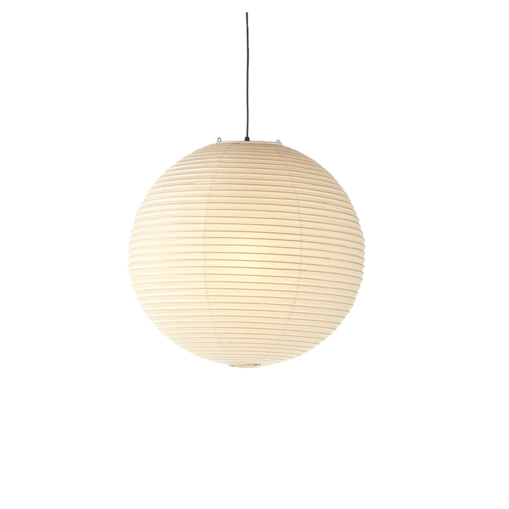 Den store takpendelen Akari 75A, er en del av en lampeserie som er designet av Isamu Noguchi i 1951 for Vitra. Lampene er håndlaget i shoji-papir av japanske håndverkere.