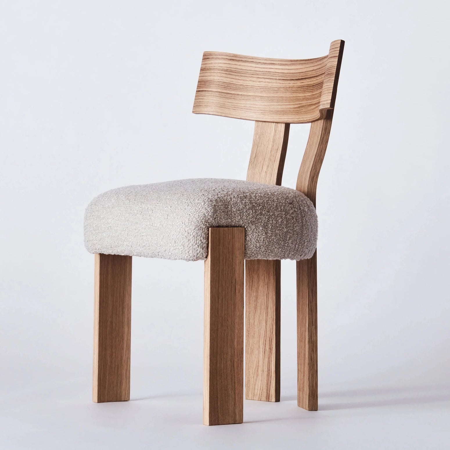 Spisestolen Alba fra Dusty Deco i lys eik og sete i lys beige bouclé