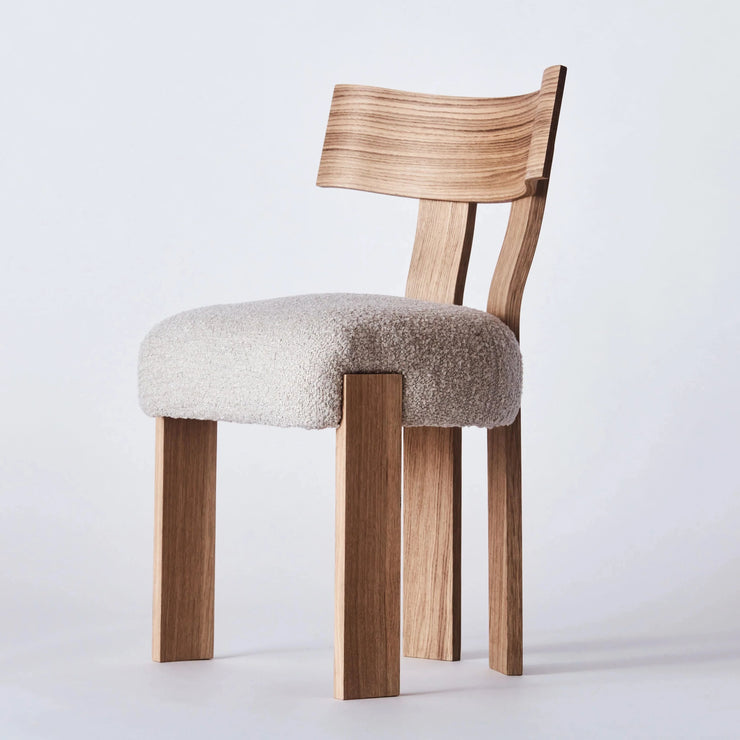 Spisestolen Alba fra Dusty Deco i lys eik og sete i lys beige bouclé