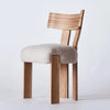 Spisestolen Alba fra Dusty Deco i lys eik og sete i lys beige bouclé