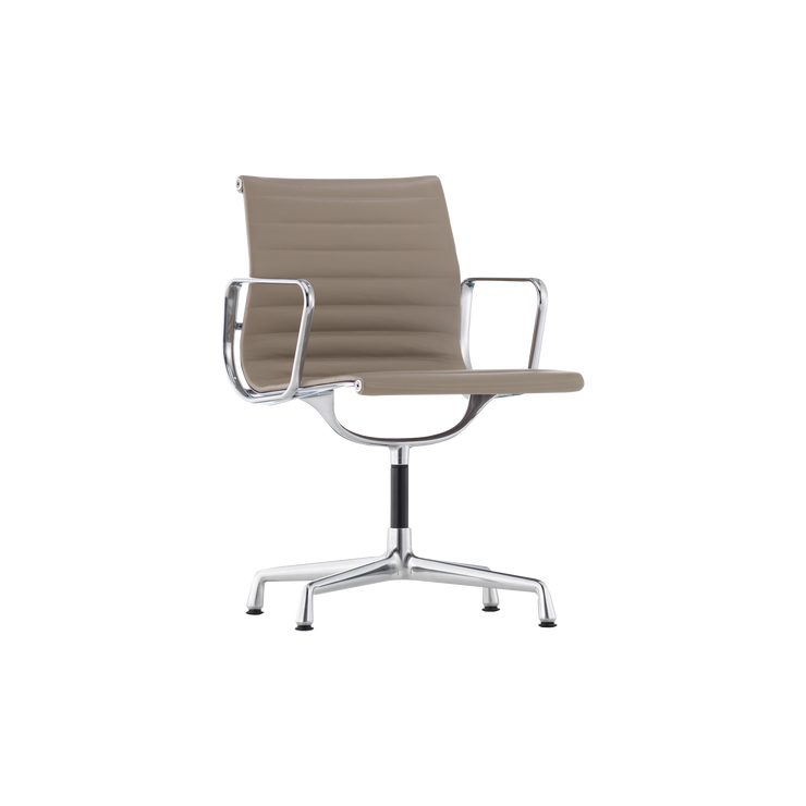 Den ikoniske Aluminium Chair EA 104 fra Vitra, ble designet av Charles og Ray Eames i 1958.
