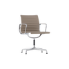 Den ikoniske Aluminium Chair EA 104 fra Vitra, ble designet av Charles og Ray Eames i 1958.