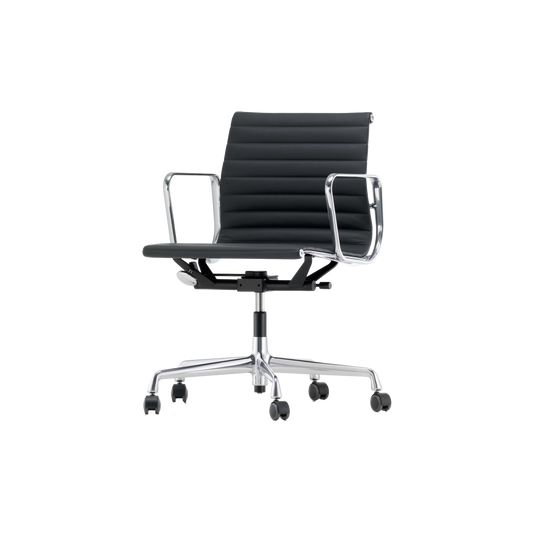 Den ikoniske Aluminium Chair EA 117 fra Vitra, ble designet av Charles og Ray Eames i 1958.