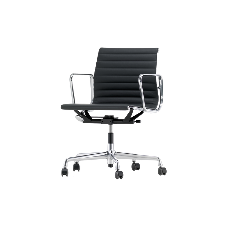 Den ikoniske Aluminium Chair EA 117 fra Vitra, ble designet av Charles og Ray Eames i 1958.