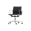 Den ikoniske Aluminium Chair EA 117 fra Vitra, ble designet av Charles og Ray Eames i 1958.