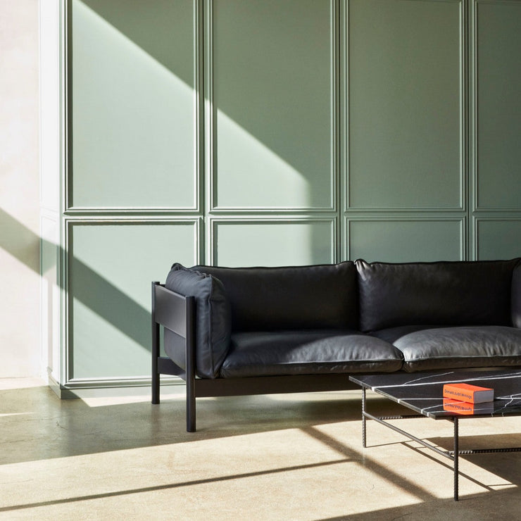 Utrykket er sammensatt, noe som gjør Rebar Square Coffee Table til et stuebord som både moderne og klassisk, samt maskulin og feminin. kommer i to størrelser 80 cm og 100 cm.