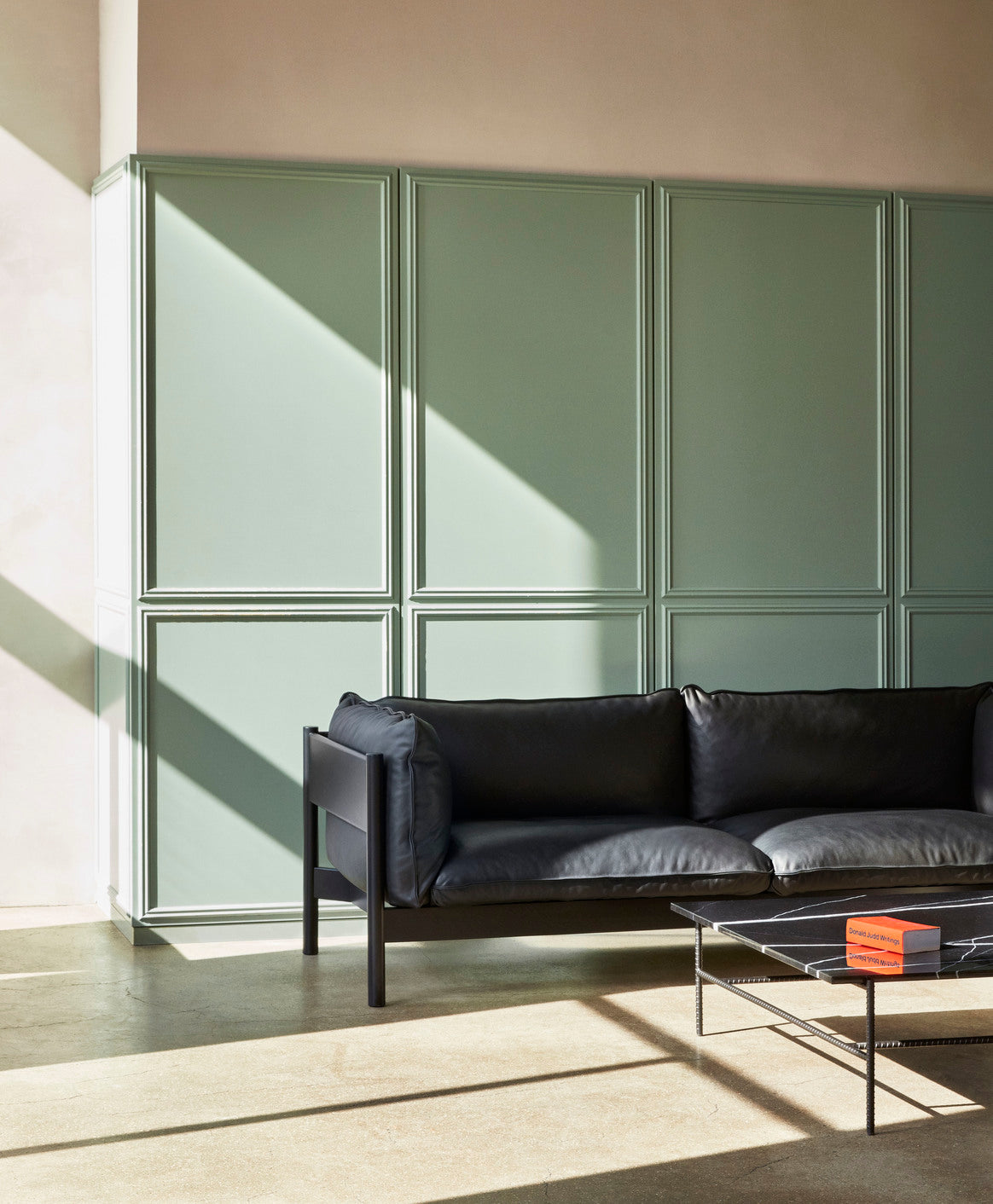 Utrykket er sammensatt, noe som gjør Rebar Square Coffee Table til et stuebord som både moderne og klassisk, samt maskulin og feminin. kommer i to størrelser 80 cm og 100 cm.