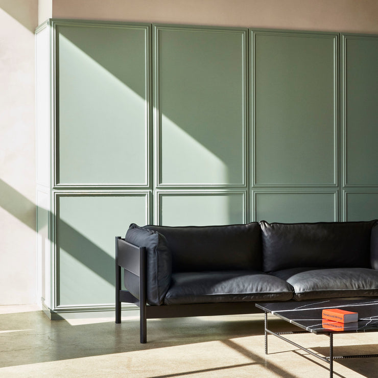Utrykket er sammensatt, noe som gjør Rebar Square Coffee Table til et stuebord som både moderne og klassisk, samt maskulin og feminin. kommer i to størrelser 80 cm og 100 cm.