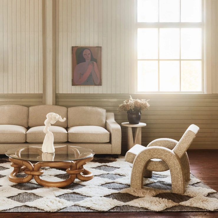 Lenestolen Arco står naturlig nok godt til andre vintageinspirerte møbler. Men funker også superfint i strammere innredninger!