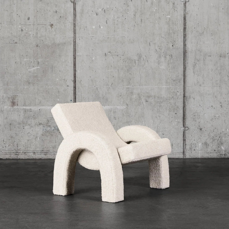 Lenestolen Arco fra Dusty Deco i hvit, strukturert bouclé.