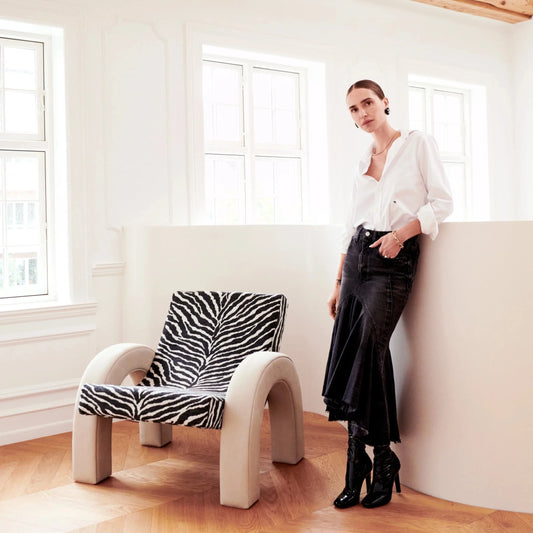 I samarbeid med den anerkjente interiør- og moteprofilen Pernille Teisbaek har Dusty Deco lansert den populære lenestolen Arco i en sebramønstret variant med armlener i kremfarget nubuckskinn.