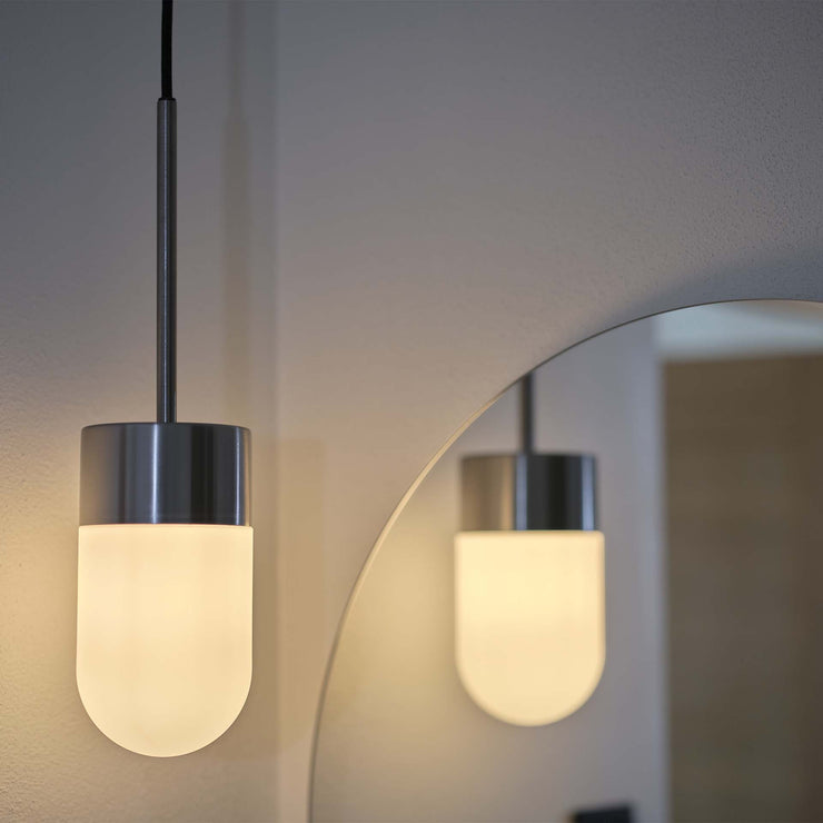 Lampen kommer også i en pendelvariant, samt i fargen stål