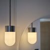 Lampen kommer også i en pendelvariant, samt i fargen stål