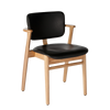 Stolen leveres med et stort antall varianter av lær og tekstiler - her med svart skinn