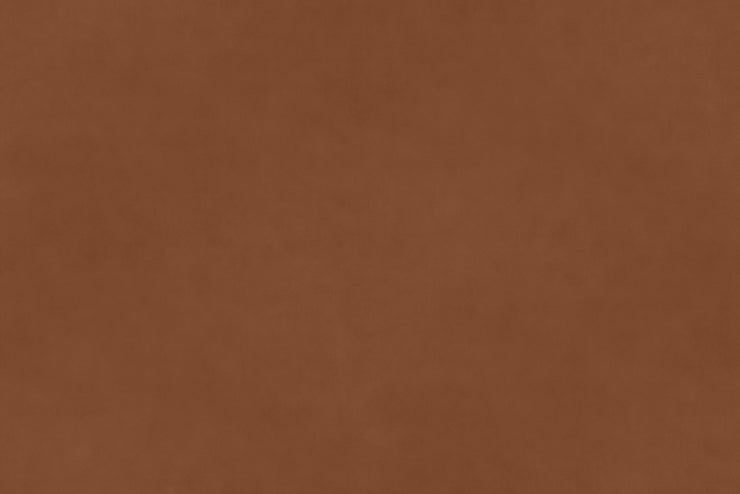 Vår favoritt er armlener i valnøttfarge, med Elegance walnut lær fra Sørensens Leather. Her er det bare å plukke og mixe! Vi hjelper deg gjerne med å vire alternativer.