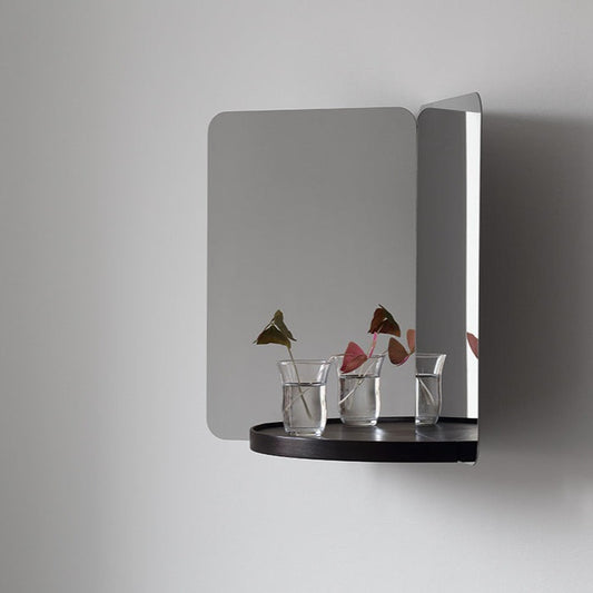 Speilet 124° fra Artek, er designet av den norske designeren Daniel Rybakken. Dette skulpturelle speilet blir et umiddelbart blikkfang i alle rom, passer fint i en gang, i stuen, på soverommet eller på badet.