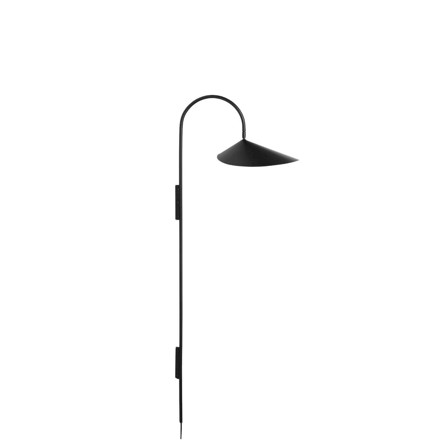 Vegglampen Arum Tall henger vakkert på veggen din og har en lampeskjerm med organisk form.