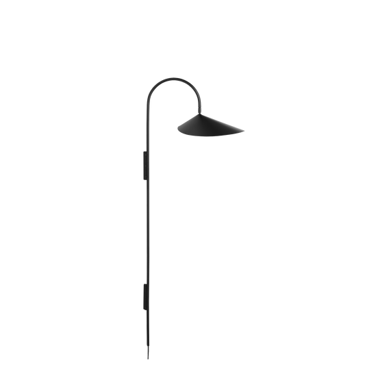 Vegglampen Arum Tall henger vakkert på veggen din og har en lampeskjerm med organisk form.