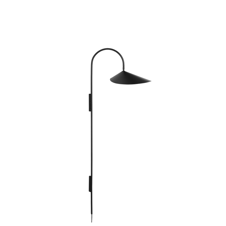 Vegglampen Arum Tall henger vakkert på veggen din og har en lampeskjerm med organisk form.
