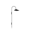 Vegglampen Arum Tall henger vakkert på veggen din og har en lampeskjerm med organisk form.
