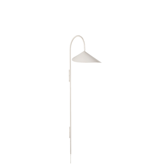 Arum wall lamp tall henger vakkert på veggen din og har en lampeskjerm med organisk form.
