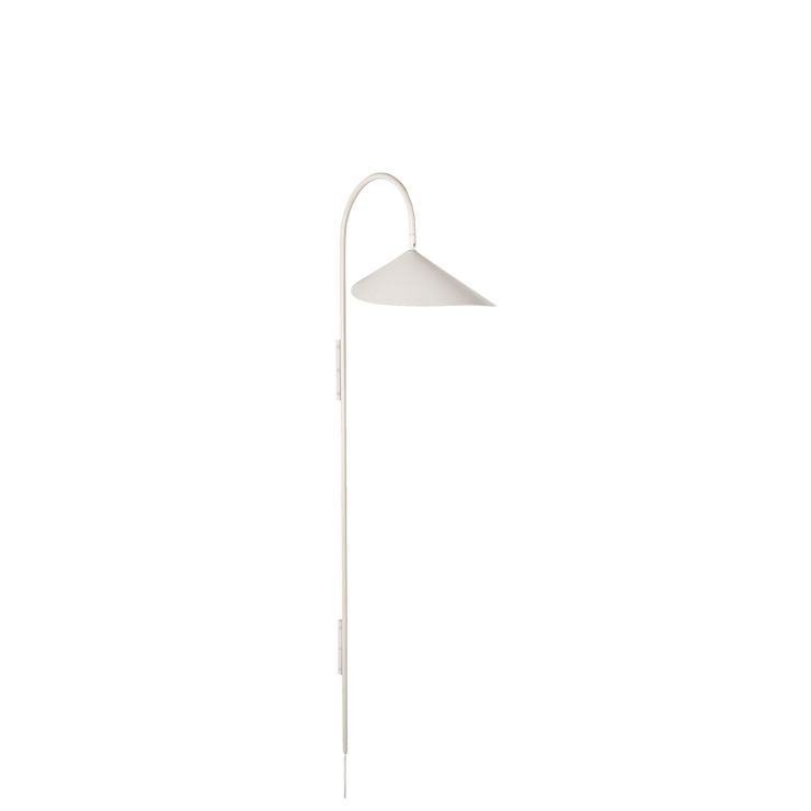 Arum wall lamp tall henger vakkert på veggen din og har en lampeskjerm med organisk form.