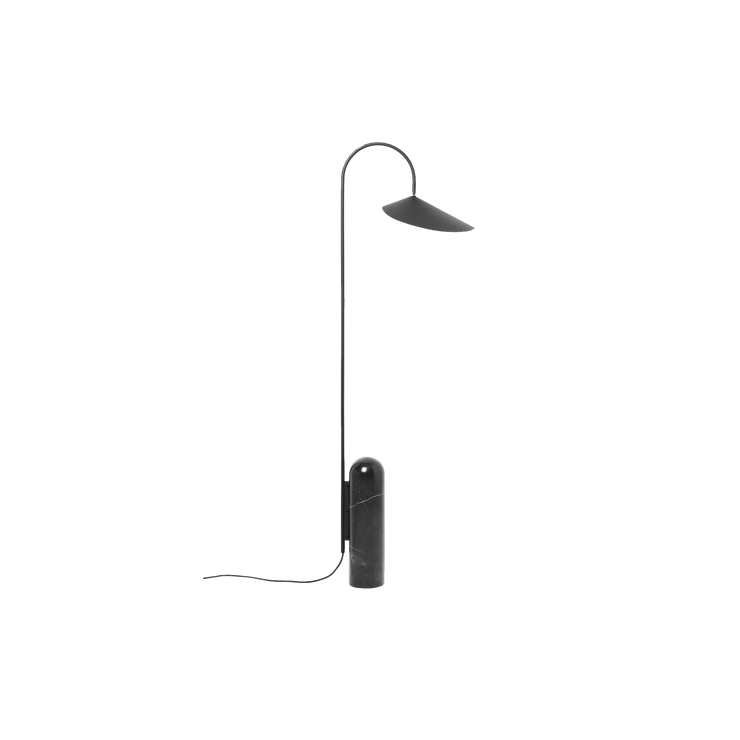 Arum floor lamp fra ferm LIVING, har en solid marmorsokkel og en lampeskjermen i organiske former.