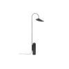Arum floor lamp fra ferm LIVING, har en solid marmorsokkel og en lampeskjermen i organiske former.