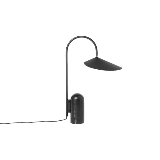 Arum table lamp fra ferm LIVING, har en solid marmorsokkel og en lampeskjermen i organiske former.