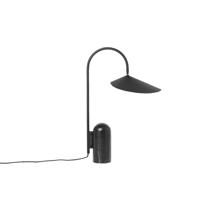 Arum table lamp fra ferm LIVING, har en solid marmorsokkel og en lampeskjermen i organiske former.