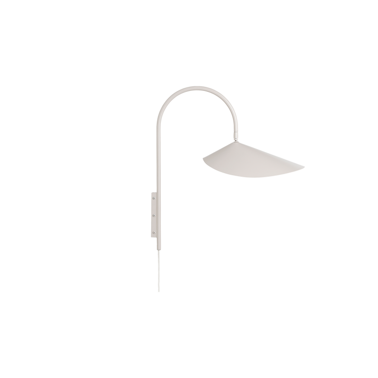 Arum wall lamp tall henger vakkert på veggen din og har en lampeskjerm med organisk form.