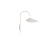 Arum wall lamp tall henger vakkert på veggen din og har en lampeskjerm med organisk form.