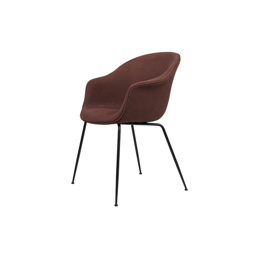 Tekstil på dette eksempelet: Tekstil: Hot Madison 715.Den nydelige stolen Bat Chair fra Gubi, fikk navnet og inspirasjonen sin fra den grasiøse formen og linjene til flaggermusens vingespenn.