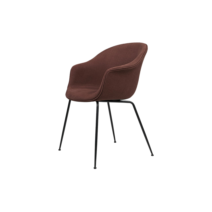 Tekstil på dette eksempelet: Tekstil: Hot Madison 715.Den nydelige stolen Bat Chair fra Gubi, fikk navnet og inspirasjonen sin fra den grasiøse formen og linjene til flaggermusens vingespenn.