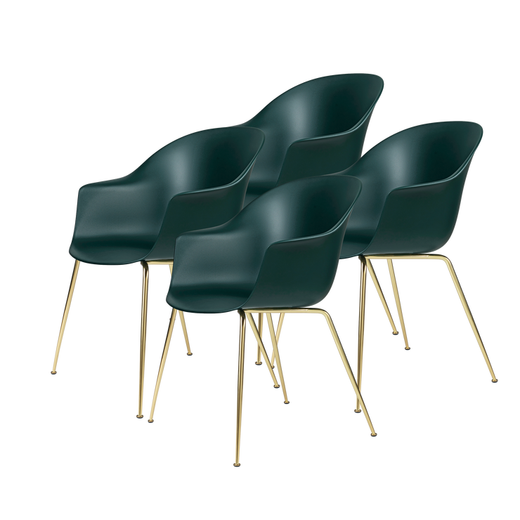 Spisestolene Bat Chair fra Gubi med messingben i fargen Dark Green