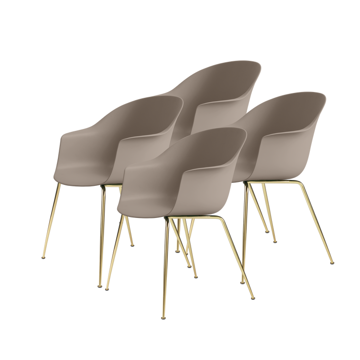 Spisestolene Bat Chair fra Gubi med messingben i fargen New Beige