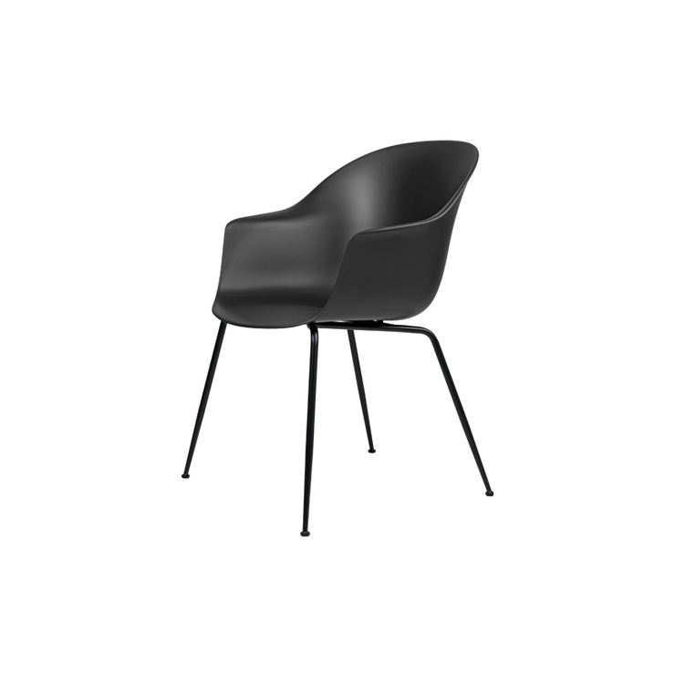 Spisestolene Bat Chair fra Gubi med messingben i fargen Black