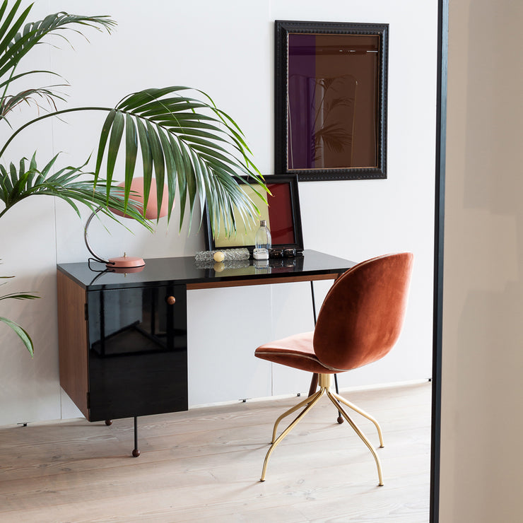 Den deilige og superkomfortable spisestolen Beetle Chair fra Gubi har allerede rukket å bli en klassiker, til tross for sin unge alder.