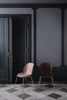 Spisestolene Bat Chair fra Gubi med messingben i fargen Sweet Pink og Dark Pink