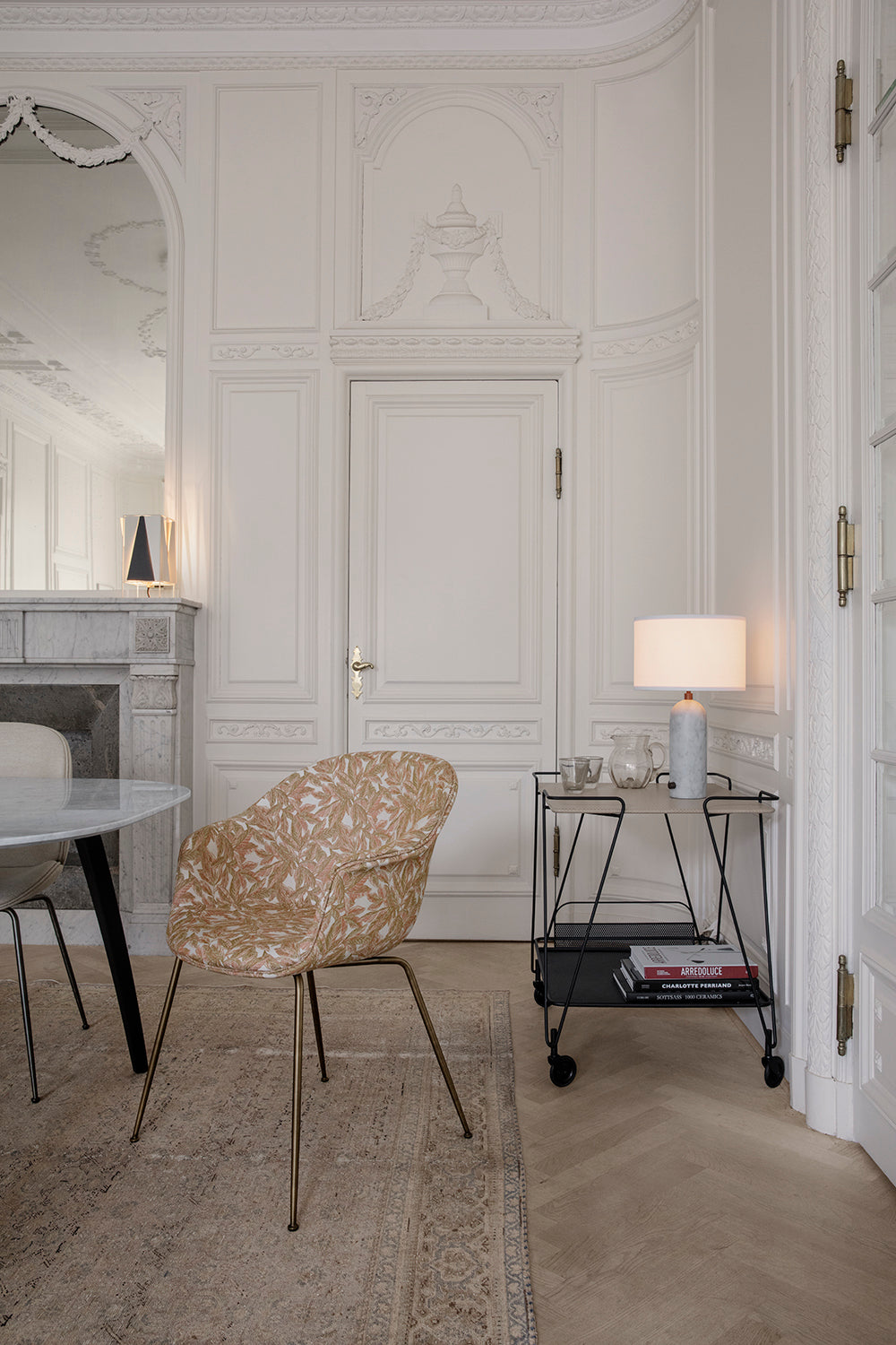 Gravity er skulpturell og elegant lampe, som passer i en stue eller på et soverom, eller hvor som helst du trenger et vakkert lys.