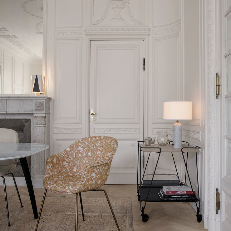 Gravity er skulpturell og elegant lampe, som passer i en stue eller på et soverom, eller hvor som helst du trenger et vakkert lys.