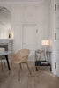 Gravity er skulpturell og elegant lampe, som passer i en stue eller på et soverom, eller hvor som helst du trenger et vakkert lys.