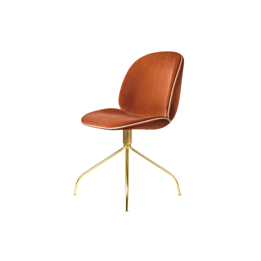 Beetle Chair ble designet av duoen GamFratesi og lansert i 2013, og får mennesker verden over til å bli sittende lenge rundt bordet. En myk funksjonalist med andre ord.